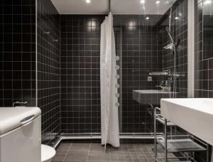 a bathroom with a shower and a toilet and a sink at Tott vacation homes in Åre