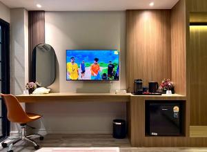 Μια τηλεόραση ή/και κέντρο ψυχαγωγίας στο Thebed's Rojana