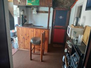 een kleine keuken met een stoel in een kamer bij Braai and chill getaway in Goodwood