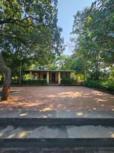 una casa en medio de una entrada en Swami Greens - Private Peaceful Staycation, en Jāmb