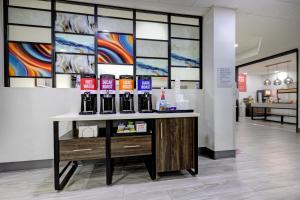 Un mostrador en una farmacia con un farmacéutico en Hampton Inn Houston-Deer Park Ship Area, en Deer Park