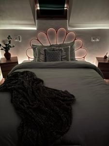 Ένα ή περισσότερα κρεβάτια σε δωμάτιο στο Private cottage with hot tub