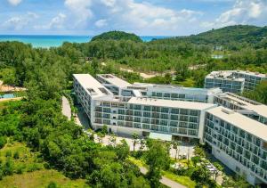 Laya Resort Phuket في ليان بيتش: اطلالة هوائية على مبنى مع المحيط في الخلفية