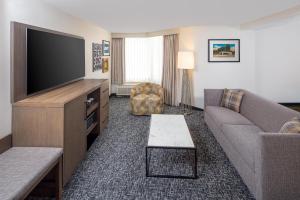 TV/trung tâm giải trí tại DoubleTree by Hilton Jackson