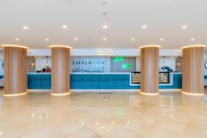 una hall di un hotel con colonne e un bar di Kefaluka Resort a Akyarlar