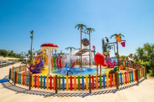 un grande parco acquatico con scivolo d'acqua di Kefaluka Resort a Akyarlar