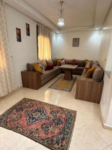 een woonkamer met een bank en een tapijt bij bedroom double bed private bathroom in Agadir