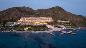 una vista aerea di un resort su un'isola in acqua di Kefaluka Resort a Akyarlar