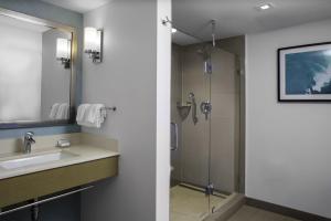 Ένα μπάνιο στο Hilton Garden Inn Miami South Beach +18 φωτογραφίες
