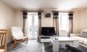 Et tv og/eller underholdning på 4BR Family Home Sleeps 7 Free Parking Garden Retreat