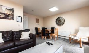 Et opholdsområde på 4BR Family Home Sleeps 7 Free Parking Garden Retreat