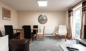 Et opholdsområde på 4BR Family Home Sleeps 7 Free Parking Garden Retreat