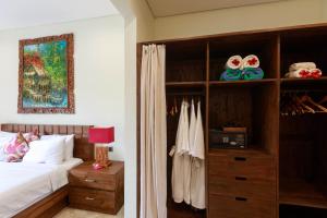 Delight ART Villas في سمينياك: غرفة نوم مع سرير وخزانة