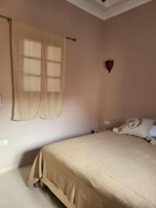 Giường trong phòng chung tại Riad MsHolidays bassin privatisé Marrakech