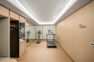 ein leerer Raum mit zwei Trainingsgeräten darin in der Unterkunft JI Hotel Chongqing Yufu Industrial Park TuoXinXing Times in Chongqing