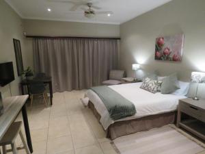 Giường trong phòng chung tại Home on Haven Hill