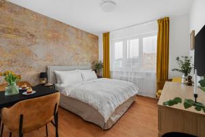 Un pat sau paturi într-o cameră la Meet Mendel Boutique Apartments #5 by Goodnite cz - Expo