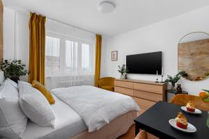 Un televizor și/sau centru de divertisment la Meet Mendel Boutique Apartments #5 by Goodnite cz - Expo