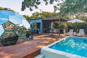 Swimmingpoolen hos eller tæt på The Dome, Private Pool, Hot tub, Free Standing Bath, Private Game Reserve, Stargazing, Giraffe Tower, Romantic Getaway, Ultimate Bush Luxury