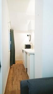 Køkken eller tekøkken på Plein centre Cosy 38m2 avec accès terrasse, spa et sauna communs Place Dalton