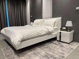 Postel nebo postele na pokoji v ubytování Luxury Sea View Hotel Apartment + 43 fotografií