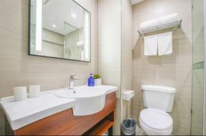 Ένα μπάνιο στο Hanting Hotel Shanghai Songjiang Sijing