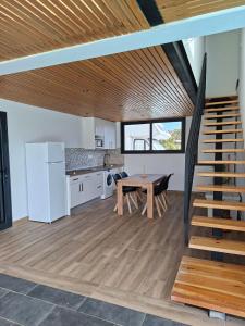 una cucina e una sala da pranzo con soffitto in legno di Chalet Los Molinos a La Oliva