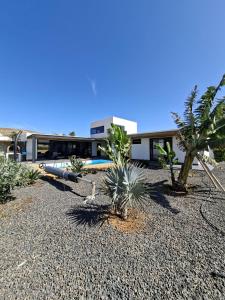 un resort con molti alberi e un edificio di Chalet Los Molinos a La Oliva