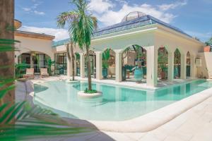 Uluwatu Lagoons - Retreat and Villas في أُلُواتو: بيت فيه مسبح وفيه فيلا +153 صورة