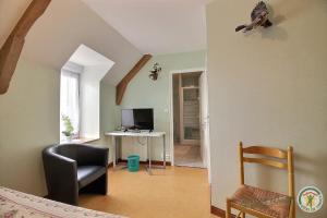 ein Zimmer mit einem Bett und einem Schreibtisch mit einem Computer in der Unterkunft Beau soleil in Aucaleuc