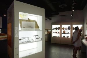 a woman looking at a display in a museum at Beau soleil in Corseul