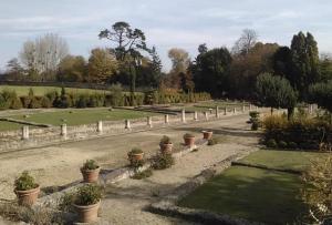 ein Garten mit einer Reihe von Topfpflanzen in der Unterkunft Beau soleil in Aucaleuc