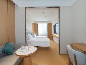 Una cama o camas en una habitación de JI Hotel Shenzhen Bao'an International Airport