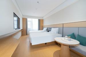 Una cama o camas en una habitación de JI Hotel Shenzhen Bao'an International Airport 15 fotos más