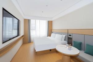 Una televisión o centro de entretenimiento en JI Hotel Shenzhen Bao'an International Airport