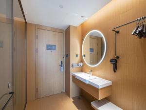 Un baño de JI Hotel Shenzhen Bao'an International Airport