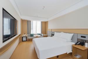 Una televisión o centro de entretenimiento en JI Hotel Shenzhen Bao'an International Airport