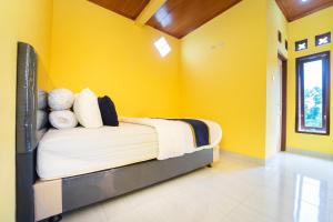 Ένα ή περισσότερα κρεβάτια σε δωμάτιο στο Berkah Guest House Prambanan By ARBA