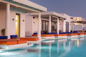 Piscina de la sau aproape de Cresanto Luxury Suites +88 fotografii