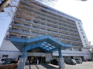 ein großes Gebäude mit blauer Struktur davor in der Unterkunft Harazuru Grand Sky Hotel in Asakura