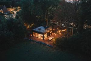 een uitzicht op een huis met verlichting bij The Nest 81 in Heuvelland