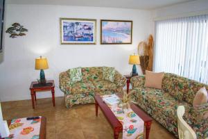 Khu vực ghế ngồi tại Turtles Nest Mins to the Beach Family Condo