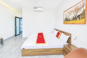 a bedroom with a bed in a room with a painting on the wall at Khách sạn Đức Phúc in Dồng Văn