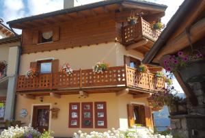 a building with a balcony with flowers on it at Maison de leon in Torgnon