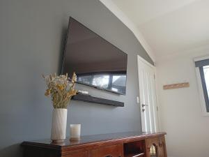 uno specchio su un muro con un vaso su un tavolo di Abode On North Ridge a Cooma