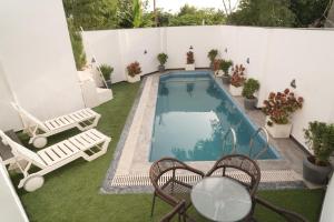 Swimmingpoolen hos eller tæt på Kasaara Retreat By Nexottel + 4 billeder