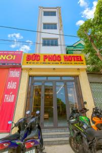 two motorcycles parked in front of a building at Khách sạn Đức Phúc in Dồng Văn