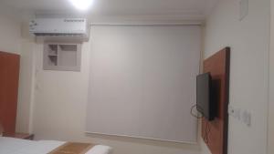 a bedroom with a bed and a television in a room at أرض الذهب للشقق المخدومة القويعية in Al Quway‘īyah +1 photo