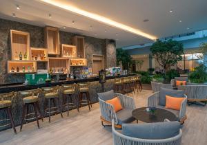 Laya Resort Phuket في ليان بيتش: مطعم مع بار وطاولات وكراسي