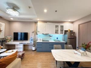 Η κουζίνα ή μικρή κουζίνα στο Jolie Apartment Vinhomes Green Bay